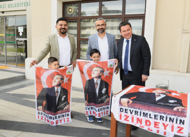 Osmangazi Belediyesi Vatandaşlara Atatürk Posteri Dağıttı