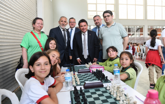 Satranç Turnuvasında İlk Hamle Osmangazi Belediye Başkanı Erkan Aydın'dan