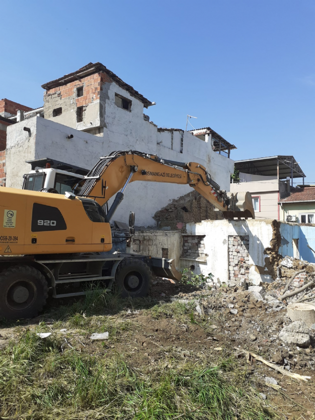 Osmangazi'de Metruk Binalar Yıkılıyor