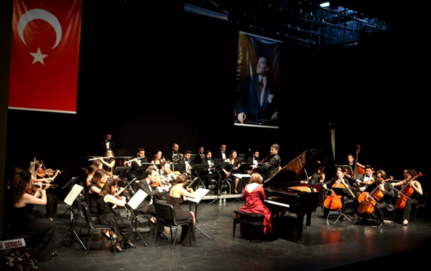 Nilüfer Oda Orkestrası'ndan Konser Verdi
