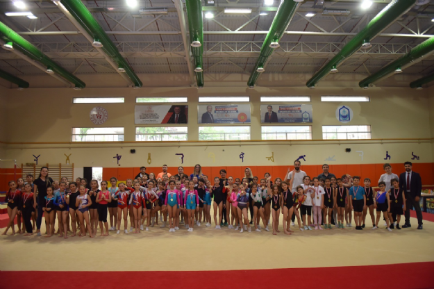 Yıldırım'da 23 Nisan Ulusal Egemenlik ve Çocuk Bayramına Özel Cimnastik  Müsabakası