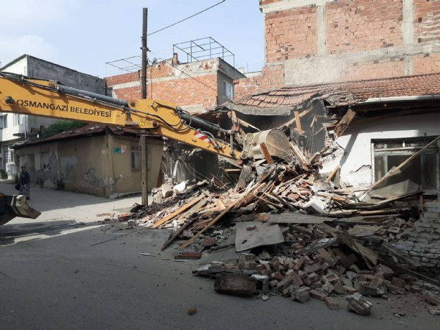 Osmangazi'de Metruk Binalar Yıkılmaya Devam Ediyor