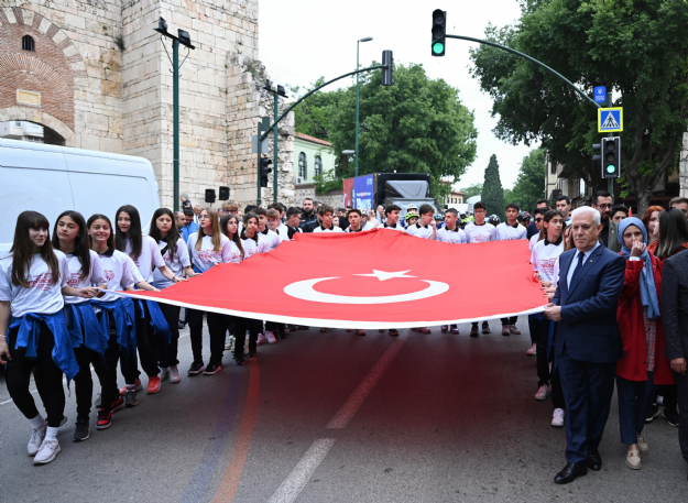 Bursa'da 19 Mayıs Atatürk'ü Anma Gençlik ve Spor Bayramı Coşkusu Kortej Yürüyüşüyle Başladı