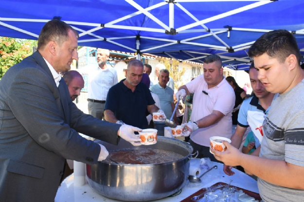 İznik Belediye Başkanı Kağan Mehmet Usta'dan 5 Bin Kişiye Aşure Dağıttı