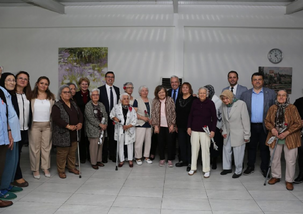 Nilüfer Belediye Başkanı Şadi Özdemir'den Huzurevindeki Annelere Sürpriz Ziyaret